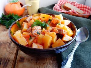 Рагу из кабачков, куриного мяса, колбасы, моркови, картофеля