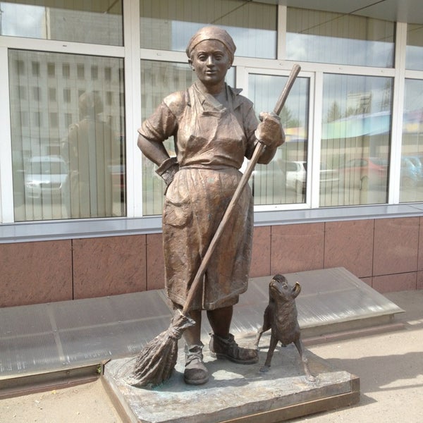Памятник дворнику «Петровна»