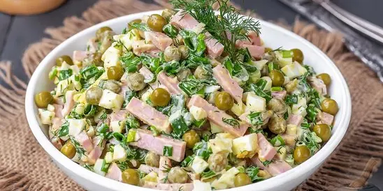 Как приготовить "Овощной салат с курицей, колбасой и горошком"?