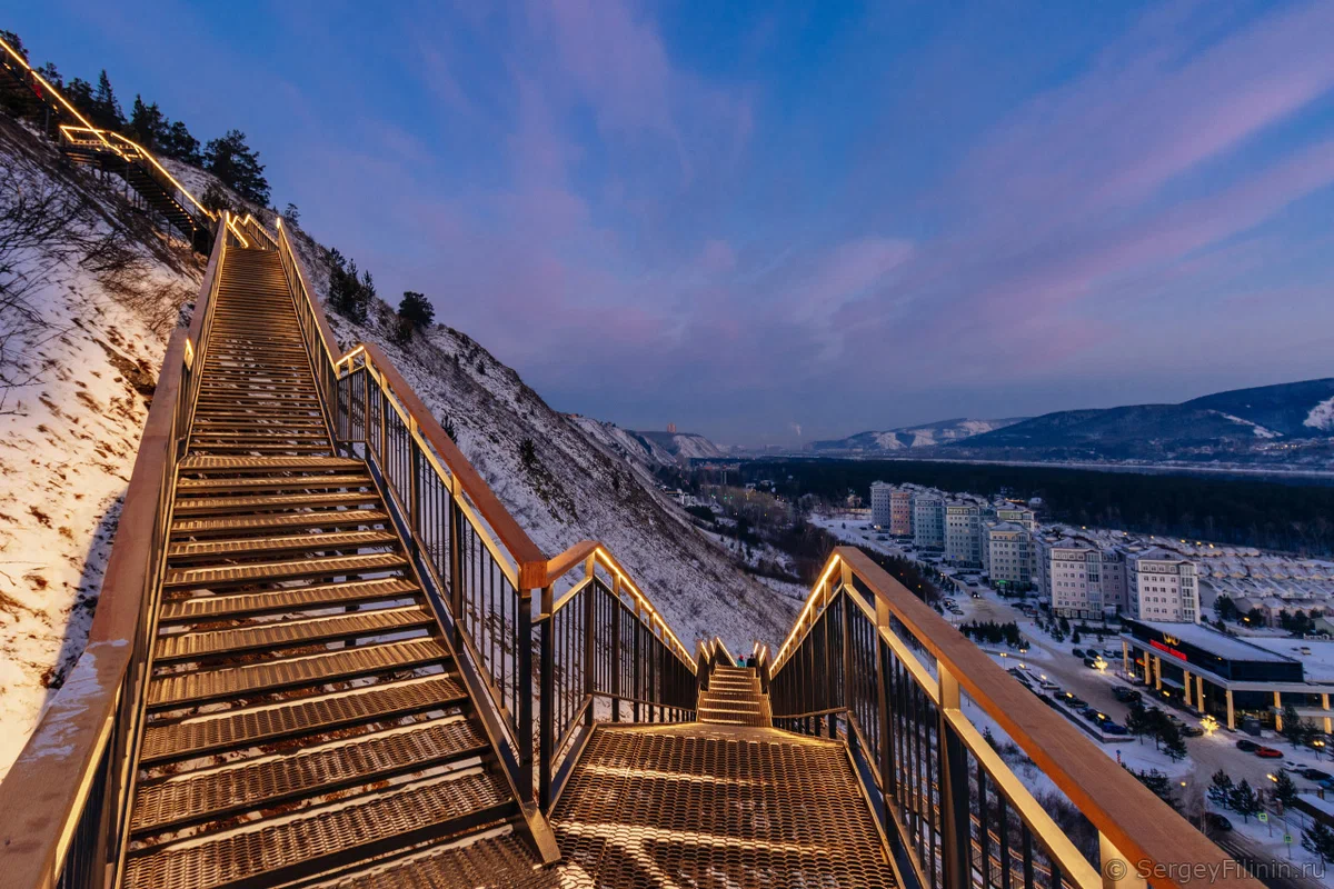 Лестница в удачном районе города Красноярска